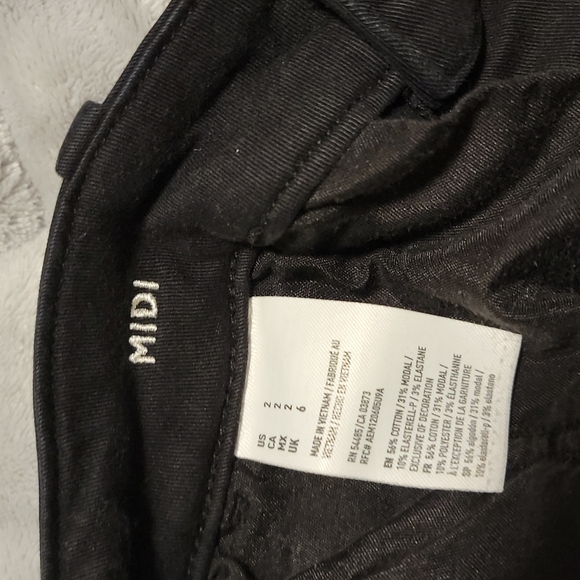 Shorts - Picture 3 of 5